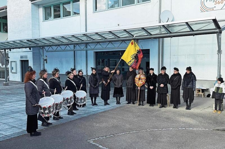 Mit Trommeln und Fahnen wurde das Weiberregiment verkündet.Foto:  zvg