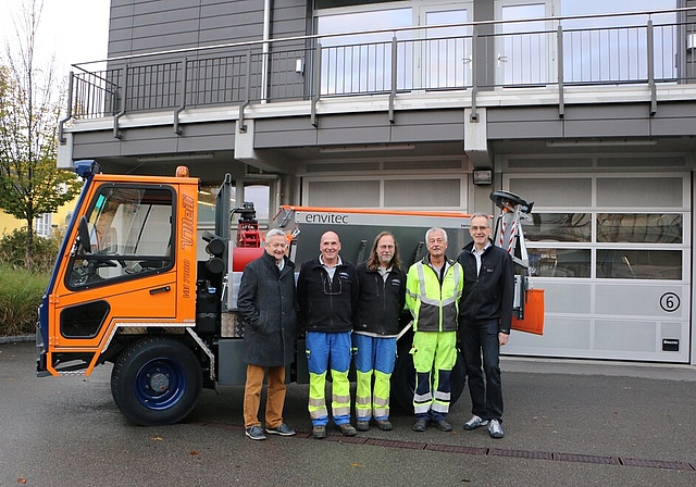 Das Werkhofteam Rupperswil bei der Fahrzeugübergabe: (v.l.) Gemeindeammann Rudolf Hediger, Leiter Werkhof Mario Walther, Werkhofmitarbeiter Marcel Häsler, Werkhofmitarbeiter Jean-Pierre Pasche und Leiter Technische Betriebe Andreas Messerli. Foto: