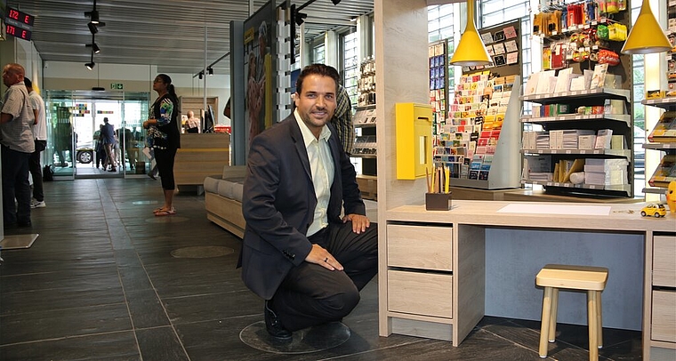 <em>Kurzweiliges Warten auch für die Kleinen:</em> Giovanni Oprandi, Leiter Filialgebiet Lenzburg-Reinach AG, ist stolz auf die umgebaute Post- filiale an der Murackerstrasse 6. Foto: Melanie Solloso