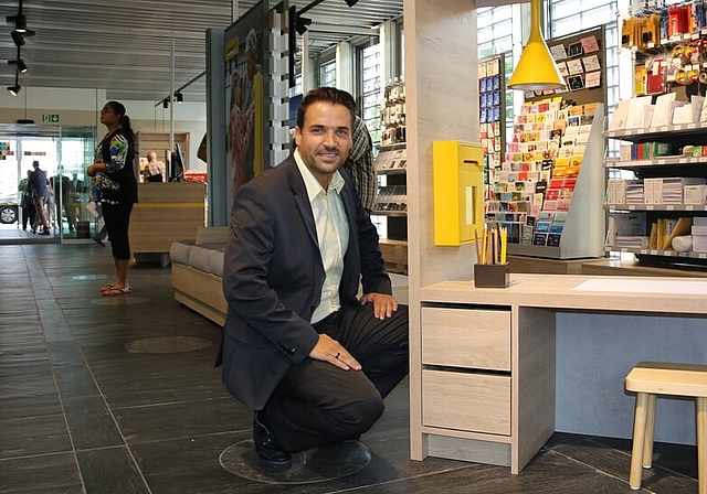 <em>Kurzweiliges Warten auch für die Kleinen:</em> Giovanni Oprandi, Leiter Filialgebiet Lenzburg-Reinach AG, ist stolz auf die umgebaute Post- filiale an der Murackerstrasse 6. Foto: Melanie Solloso
