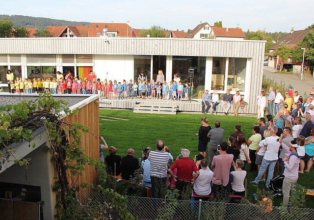<em>Auftakt mit Gesang:</em> Die drei Kindergartenklassen wussten zu begeistern. Foto: AG