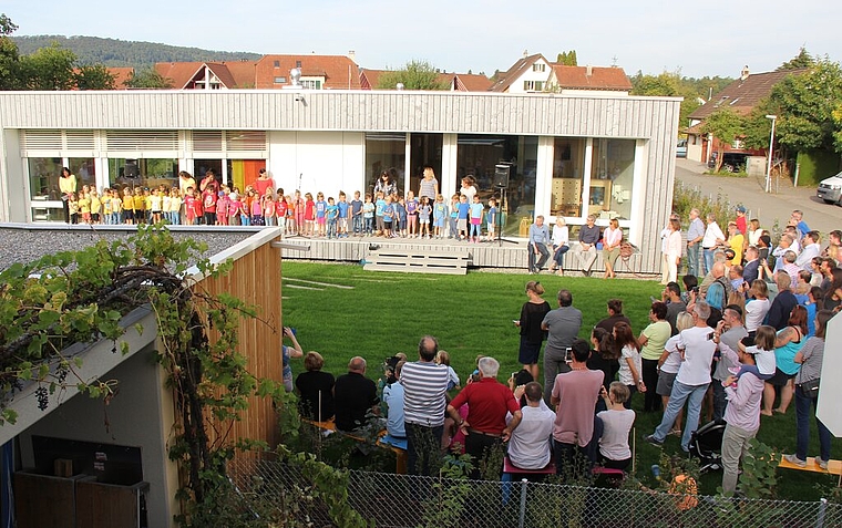 <em>Auftakt mit Gesang:</em> Die drei Kindergartenklassen wussten zu begeistern. Foto: AG