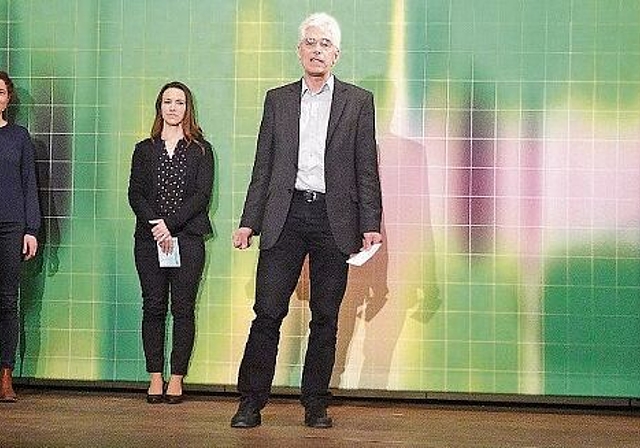 Fast eine reine Frauenrunde am virtuellen Energie-Apéro in Lenzburg: Petrissa Eckle, Moderatorin Nita Fernandez, Organisator Martin Sennhauser und Sophie Wenger. Foto: zvg