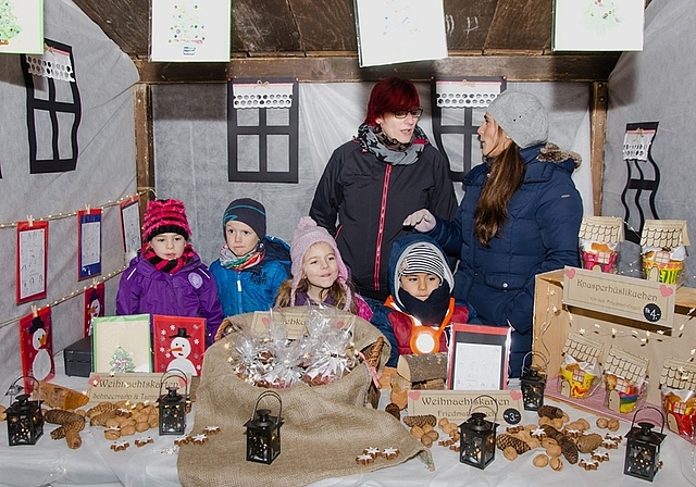 «Hämmer alles sälber bachet und zeichnet»: Die Friedmatt-Engeli verkauften feinen Knusperhüslikuchen und schöne Weihnachtskarten.