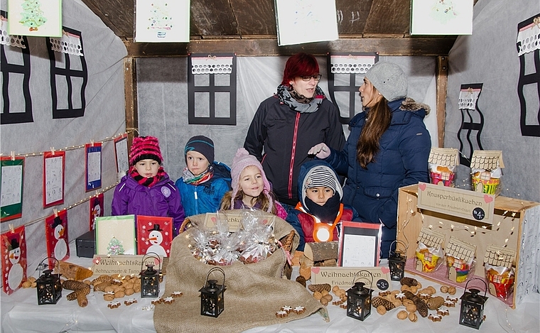 «Hämmer alles sälber bachet und zeichnet»: Die Friedmatt-Engeli verkauften feinen Knusperhüslikuchen und schöne Weihnachtskarten.