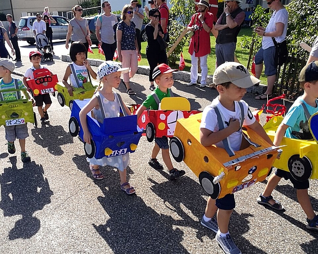 Verreisen: Eine Kindergartenklasse benützte dazu selbst gebastelte Autos.