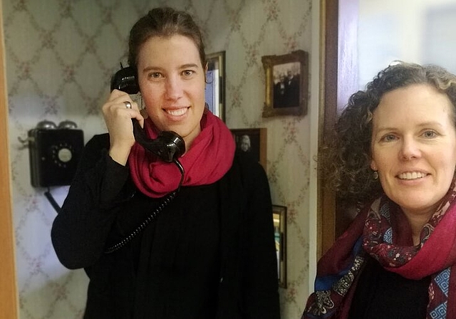 Sophie Haemmerli-Marti unter dieser Nummer: Projektleiterin Jennifer Degen und die Projektverantwortliche Christine von Arx in der Poesiekabine, die im Jubiläumsjahr der Mundartdichterin an verschiedenen Orten in Lenzburg und Othmarsingen aufgestell