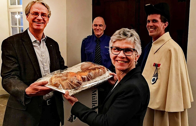 <em>Symbolische Übergabe:</em> Beobachtet von Kommandant Ferdi Bürgi und vom Stadtweibel übergibt Martin Steinmann das Ressort Regionalpolizei an Franziska Möhl. Foto: Fritz Thut