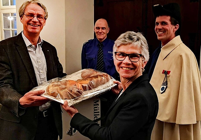 <em>Symbolische Übergabe:</em> Beobachtet von Kommandant Ferdi Bürgi und vom Stadtweibel übergibt Martin Steinmann das Ressort Regionalpolizei an Franziska Möhl. Foto: Fritz Thut
