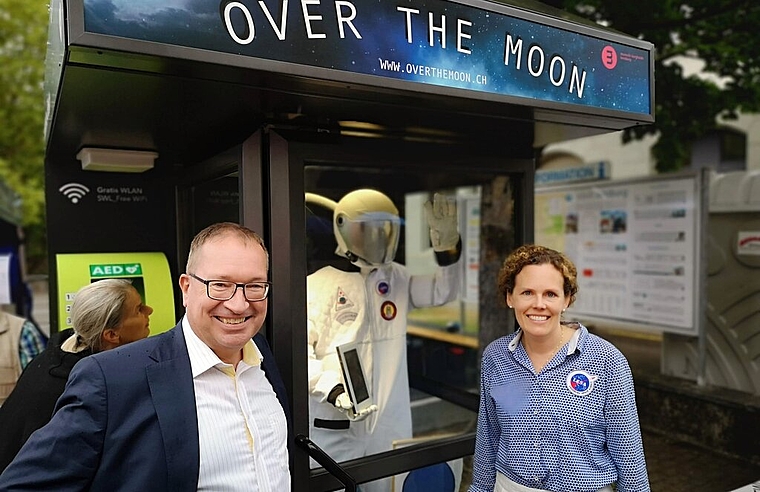 <em>Belegung mit Mondfahrer:</em> «KultKabine» Post mit SWL-Geschäftsführer Markus Blättler und Museumsdirektorin Christine von Arx.Foto: tf