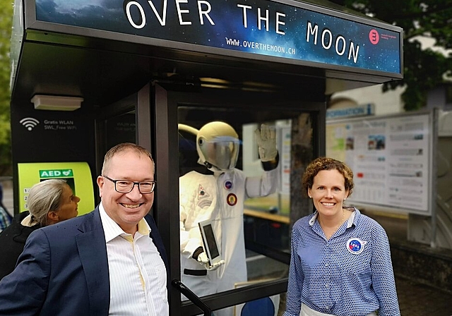 <em>Belegung mit Mondfahrer:</em> «KultKabine» Post mit SWL-Geschäftsführer Markus Blättler und Museumsdirektorin Christine von Arx.Foto: tf