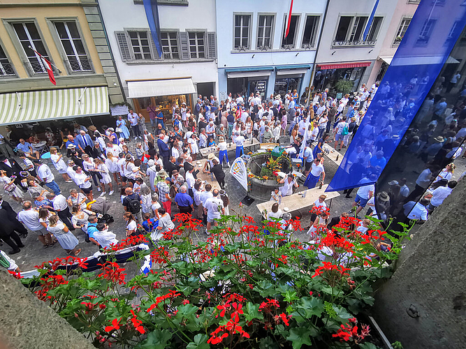 Vor dem Rathaus: Volksapéro auf der Rathausgasse. Foto: Fritz Thut
