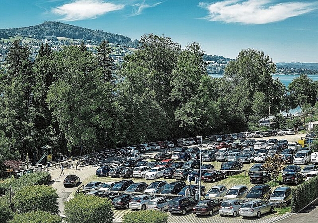 Besucherlenkung am Hallwilersee ist eine Herausforderung am «Smart Regio Lab»: Dicht gefüllter Parkplatz bei der «Seerose». Foto: Chris Iseli