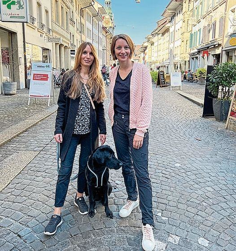 Setzen sich für die Weihnachtsbeleuchtung ein:  Die Einwohnerrätinnen Ruby Häusermann (FDP) und Christina Bachmann-Roth (Die Mitte) in der Rathausgasse. Foto: zvg