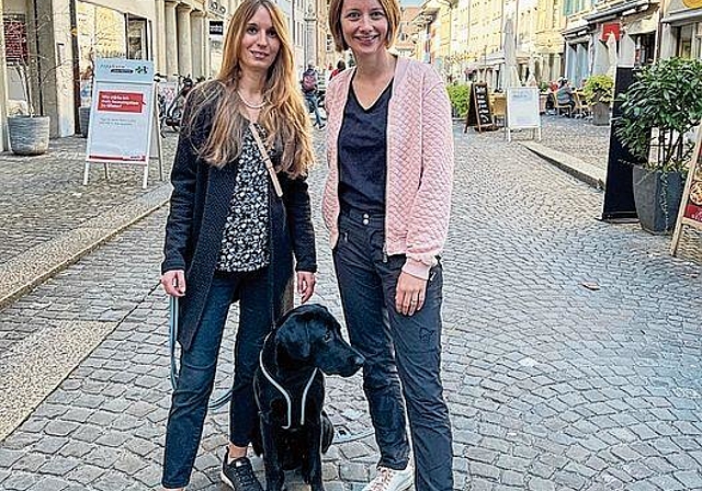 Setzen sich für die Weihnachtsbeleuchtung ein:  Die Einwohnerrätinnen Ruby Häusermann (FDP) und Christina Bachmann-Roth (Die Mitte) in der Rathausgasse. Foto: zvg