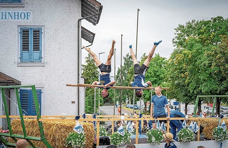 Kopfüber zeigten die Turner ihr Können. Foto: Pino Stranieri