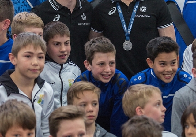 Posieren mit dem Nachwuchs: Christian Baumann und Oliver Hegi (in schwarzen Polo-Shirts) am Empfang im Turnzentrum Niederlenz. Foto: Chris Iseli