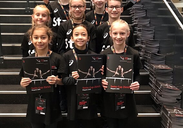 <em>Helferinnen aus Lenzburg: </em>Die jungen Kunstturnerinnen trugen zum guten Ablauf des Swiss Cups 2018 im Hallenstadion bei. Foto: Caroline Blum-Halder