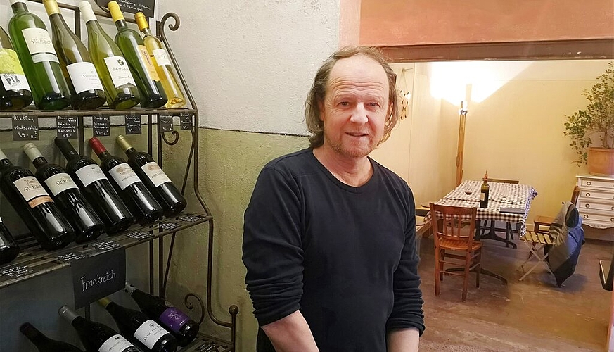<em>Ermöglicht Wein-Entdeckungen:</em> «Pit» Lauth in seiner «Piz Gloria Bar». Foto: Fritz Thut <em>Ermöglicht Wein-Entdeckungen:</em> «Pit» Lauth in seiner «Piz Gloria Bar». Foto: Fritz Thut