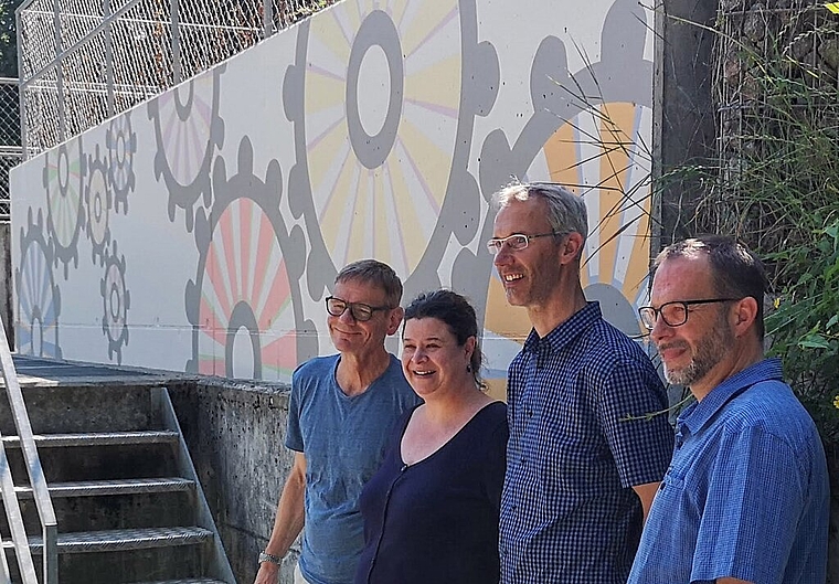 <em>Wandbild im Aabachpark:</em> Beat Leuenberger, Künstlerin Franziska Aschwanden sowie Daniel Taubert und Christian Brenner von der Stadt bei der Übergabe. Foto: Fritz Thut