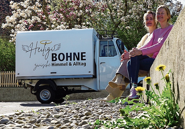 Die «Heilige Bohne» mit den Initiantinnen Vikarin Marie-Madeleine Minder und Sozialdiakonin Karin Rätzer.Foto: Rinaldo Feusi