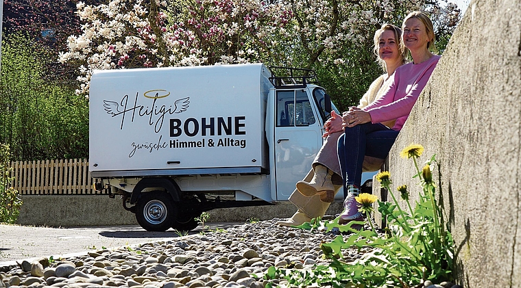 Die «Heilige Bohne» mit den Initiantinnen Vikarin Marie-Madeleine Minder und Sozialdiakonin Karin Rätzer.Foto: Rinaldo Feusi