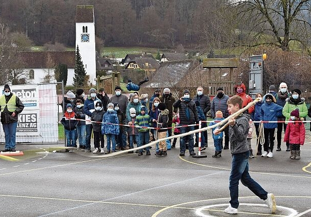 Eindrückliche Kulisse: Der regionale Wettkampf der Chlausklöpfer fand in diesem Jahr auf den Schulanlagen in Ammerswil statt. Foto: Andreas Walker
