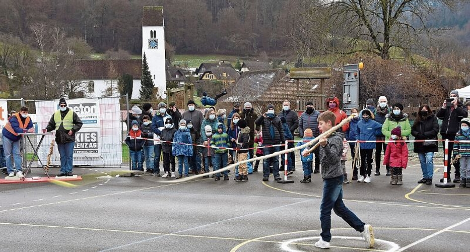 Eindrückliche Kulisse: Der regionale Wettkampf der Chlausklöpfer fand in diesem Jahr auf den Schulanlagen in Ammerswil statt. Foto: Andreas Walker
