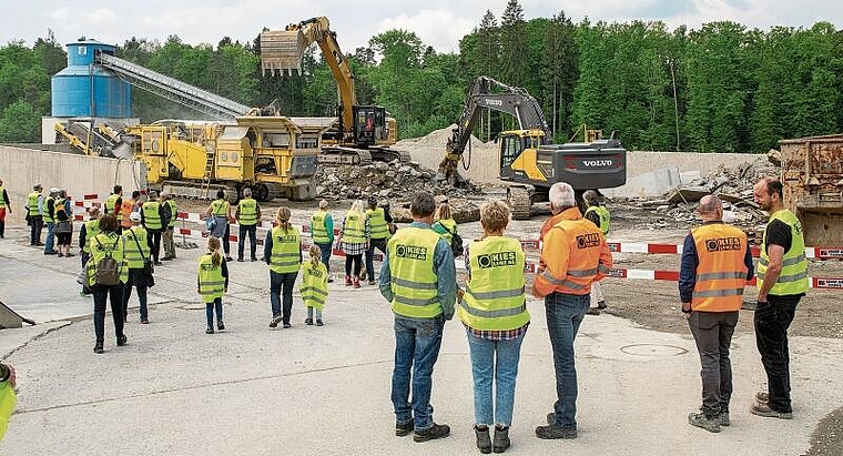 Betonbrecher bei der Arbeit:  Besucher konnten vor Ort miterleben, wie alte Betonstücke zu kleinstem Material werden. Foto: Peter Winkelmann