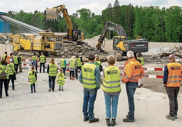 Betonbrecher bei der Arbeit:  Besucher konnten vor Ort miterleben, wie alte Betonstücke zu kleinstem Material werden. Foto: Peter Winkelmann