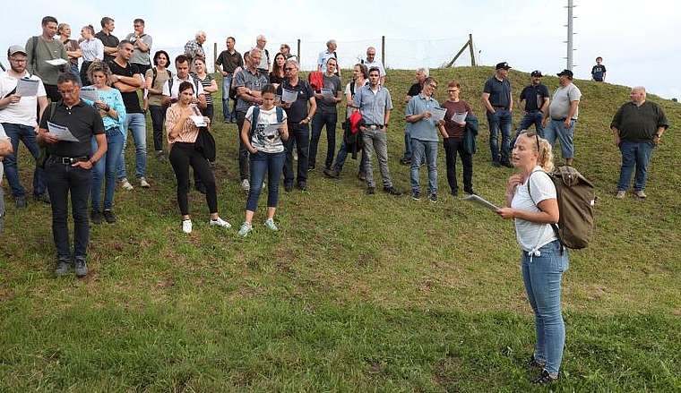 Genaue Anweisungen: Carole Zwyssig-Kliem, Stabschefin der Kadetten, erklärte das Schlussbild von morgen Freitag. Foto: Deborah Bläuer