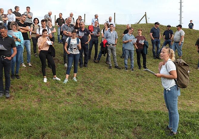 Genaue Anweisungen: Carole Zwyssig-Kliem, Stabschefin der Kadetten, erklärte das Schlussbild von morgen Freitag. Foto: Deborah Bläuer