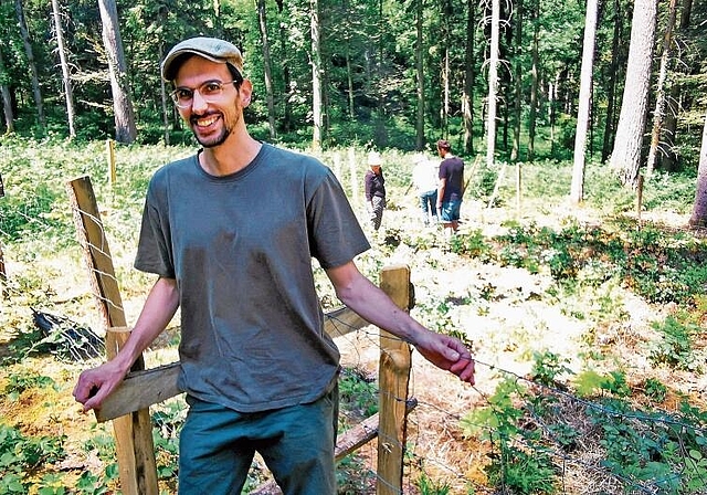 Am gleichen Ort wie 1861/1862: Projektleiter Jonas Nyffeler mit Helfern beim Kartoffelfeld im Lenzburger Wald. Foto: Fritz Thut