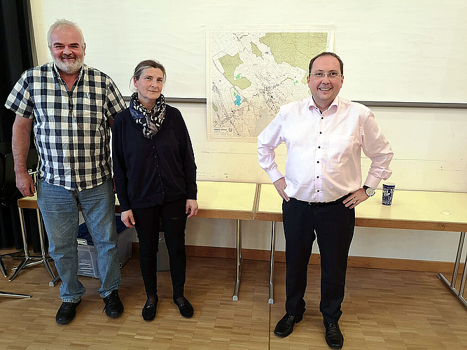 Vertrag bringt für alle Beteiligten eine Win-win-Situation: Das Pächterpaar Robert und Ursula Siegrist und Gemeindeammann Jörg Bruder mit dem Plan der verschiedenen Parzellen. Foto: Fritz Thut