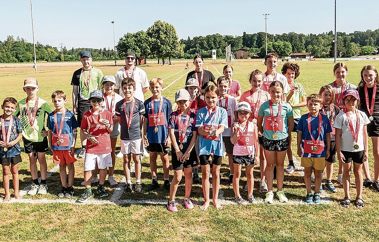Rund 60 Kinder und 3 Männer rannten um schnelle Zeiten, 23 erhielten eine Medaille. Rund 60 Kinder und 3 Männer rannten um schnelle Zeiten, 23 erhielten eine Medaille.