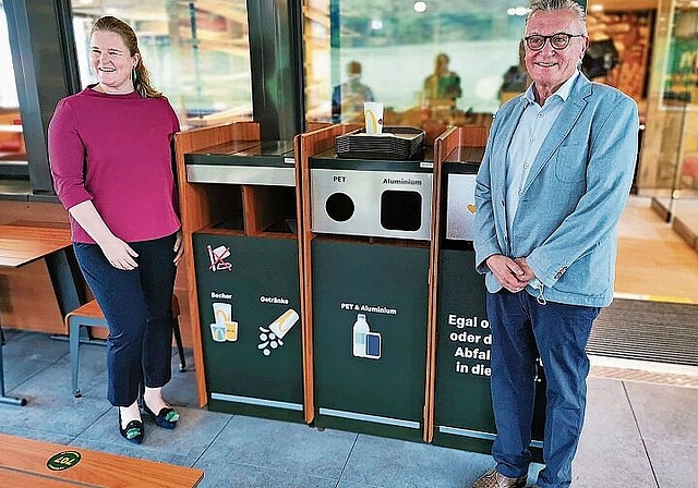 Separate Entsorgungsfächer: Schweiz-Chefin Aglaë Strachwitz und Lizenznehmer Walter Schaub im neuen McDonald’s. Foto: Fritz Thut
