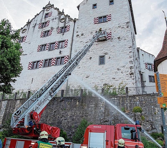 Wasserdruck bis ins Turmzimmer: Löscharbeiten sind bis hoch hinauf möglich. Foto: Peter Winkelmann