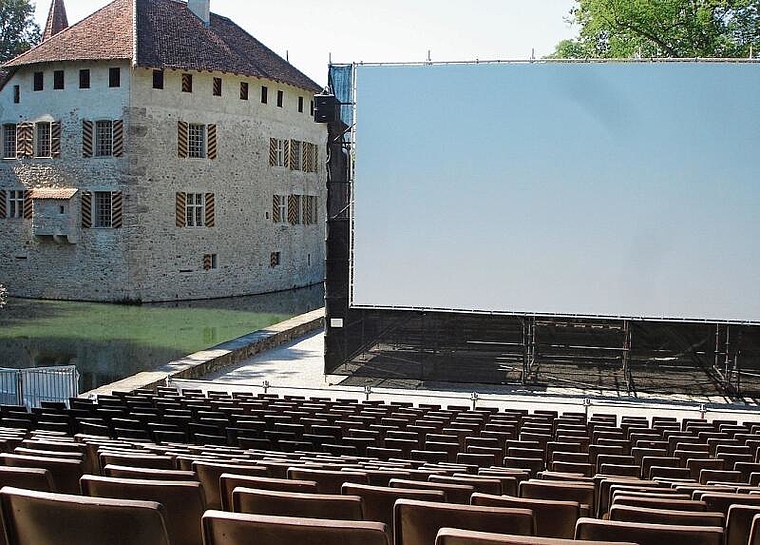 Seit 2004 temporär ein «Kinosaal»: Der Kiesplatz neben dem Schloss Hallwyl.Foto: Fritz Thut