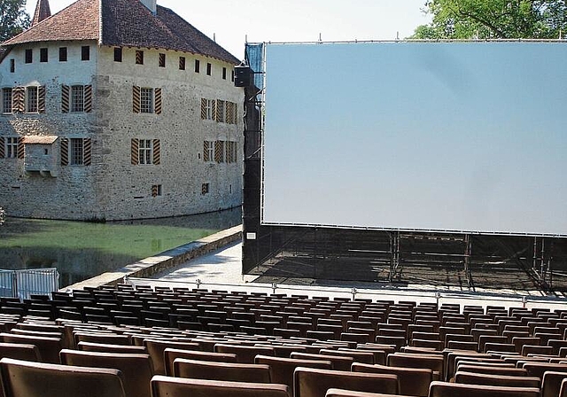 Seit 2004 temporär ein «Kinosaal»: Der Kiesplatz neben dem Schloss Hallwyl.Foto: Fritz Thut