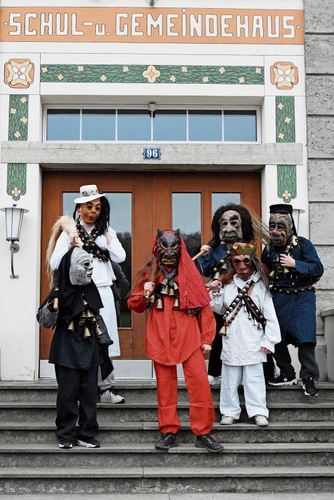 Können einen schon das Fürchten lehren: Die gesamte Chlausgruppe vor dem Schulhaus Hallwil.Foto: Andreas Walker