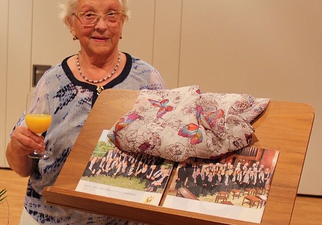 <em>Dienstältestes Mitglied:</em> Gertrud Strasser durfte die Chronik des Kirchenchors Liturgia enthüllen. Foto: Alfred Gassmann