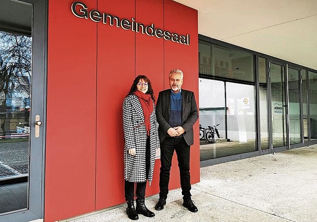 Hoffen auf weitere Anmeldungen: Jacqueline Pistis und Ruedi Würgler vom OK der Tischmesse vor dem Möriker Gemeindesaal. Foto: Fritz Thut