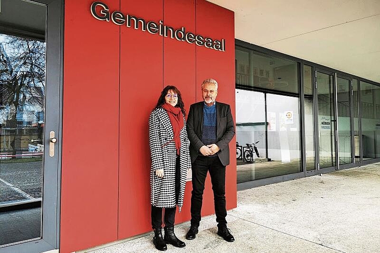 Hoffen auf weitere Anmeldungen: Jacqueline Pistis und Ruedi Würgler vom OK der Tischmesse vor dem Möriker Gemeindesaal. Foto: Fritz Thut