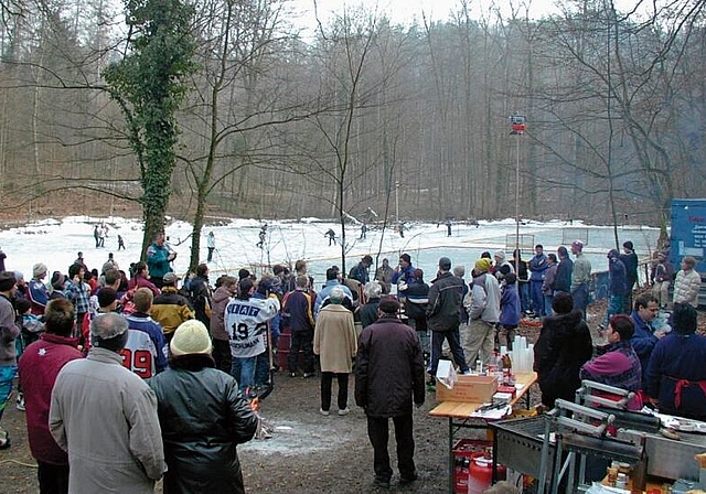 Grosser Zulauf: Festplatz am Rande des Fünfweihers im Jahr 2002. Archivfoto: FneF
