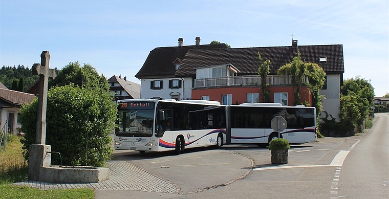 Ein tägliches Bild: Gefährliches Wenden der Gelenkbusse auf dem Chäsiplatz in Bettwil. Foto: Alexander Studer