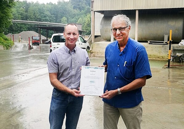 <em>Zertifikat wurde erneuert:</em> Michael Sutter (CEO Kies Lenz AG) und Urs Meyer (Auditor der Stiftung Natur und Wirtschaft). Foto: Fritz Thut
