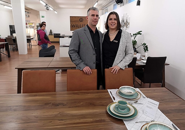 <em>Schweizer Produkte:</em> Andrea und Jan Hunziker bei der Eröffnung des Kompetenzzentrums tischcenter.CH bei Comodo Möbel in Dürrenäsch. Foto: Fritz Thut