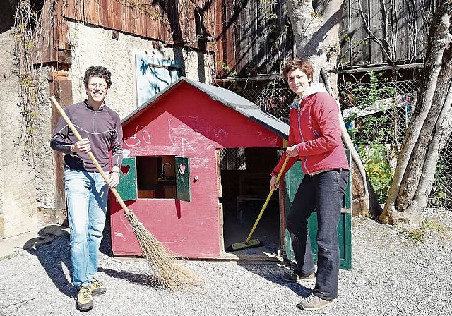 Spielplatz erstrahlt bald wieder in neuem Glanz: Dafür sorgen Dominique Huber, Nadine Konz und weitere Freiwillige. Foto: Carolin Frei