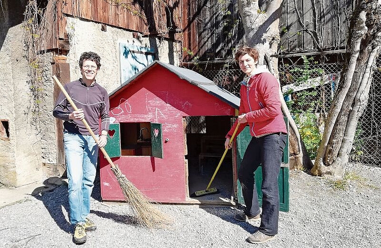 Spielplatz erstrahlt bald wieder in neuem Glanz: Dafür sorgen Dominique Huber, Nadine Konz und weitere Freiwillige. Foto: Carolin Frei