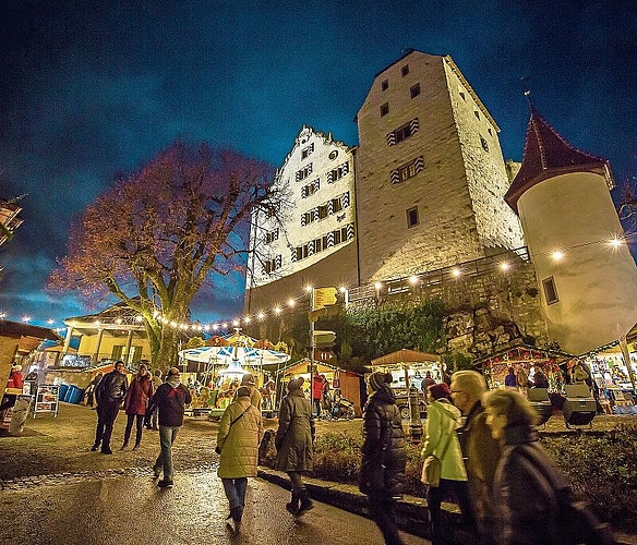 Seit Jahren steigen die Besucherzahlen: Der wahrscheinlich romantischste Weihnachtsmarkt der Schweiz lockt Gäste aus der ganzen Schweiz aufs Schloss Wildegg. Foto: Pascal Meier/Museum Aargau
